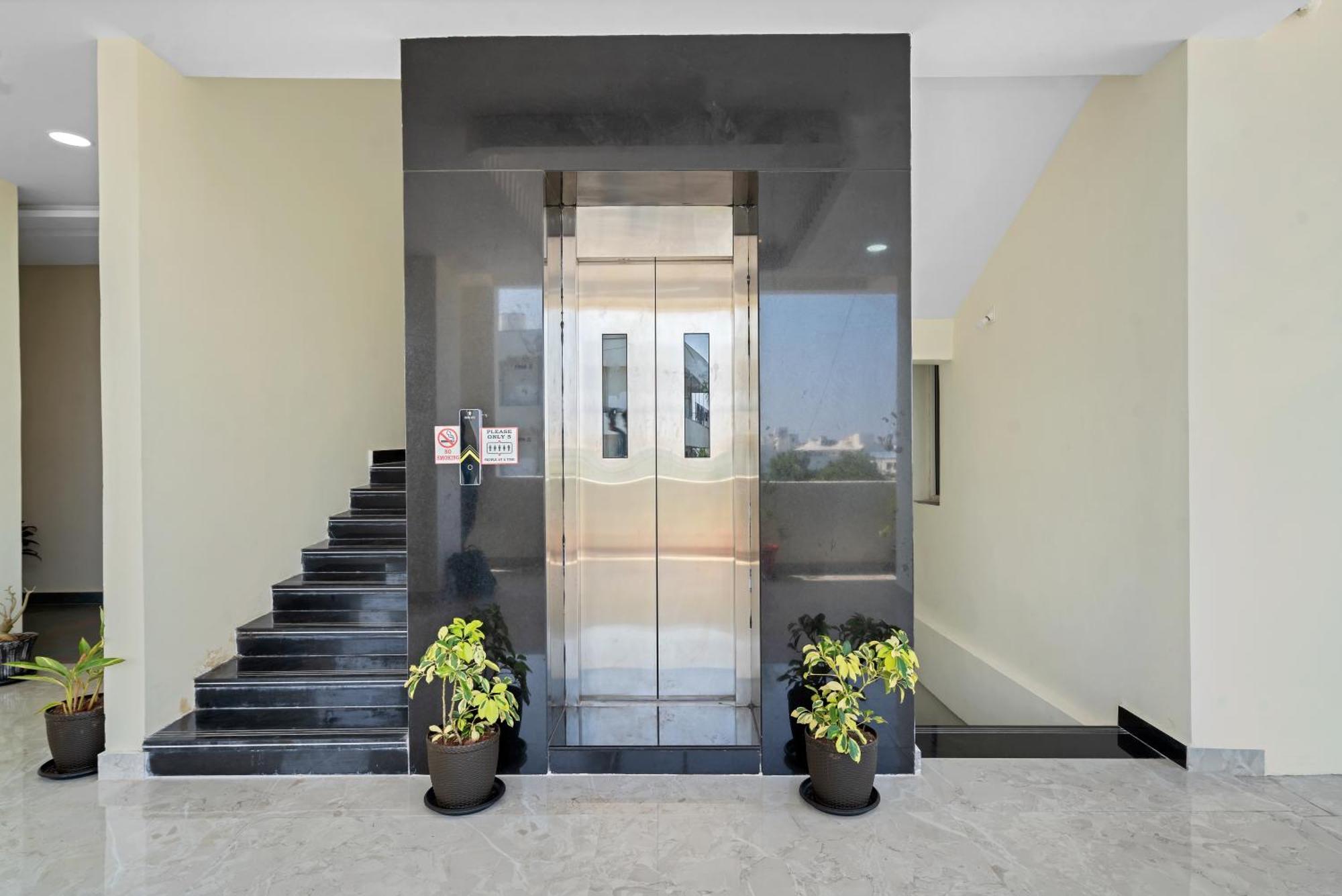 Hotel Sky Land Khammam Екстериор снимка